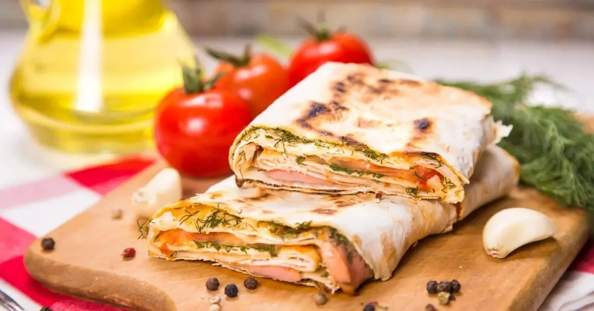 Tortilla z dodatkami na drewnianej desce