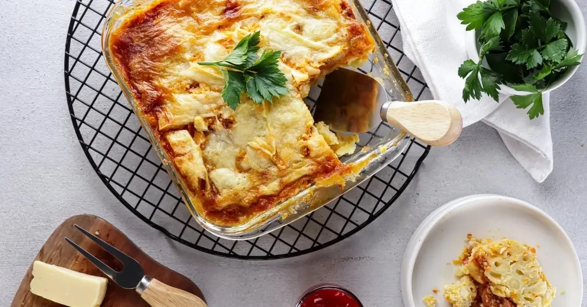 Zapiekanka makaronowa z kurczakiem w sosie śmietanowo-serowym w naczyniu do zapiekania