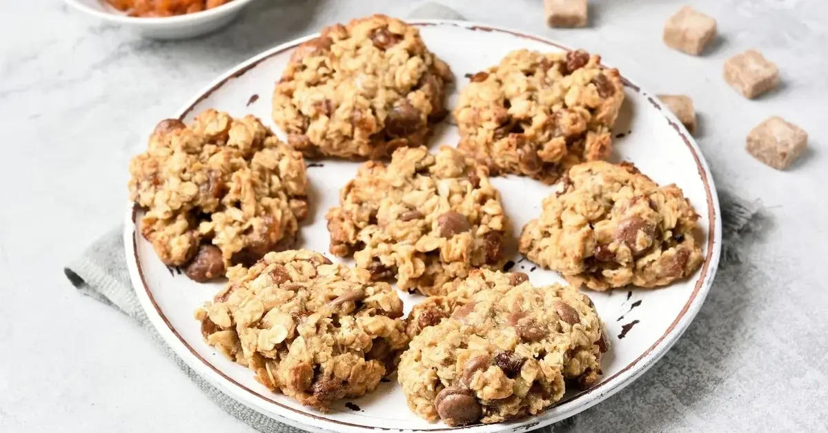 Ciasteczka owsiane z bakaliami na białym talerzyku