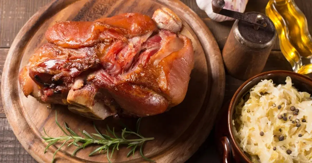 Golonka pieczona na desce drewnianej