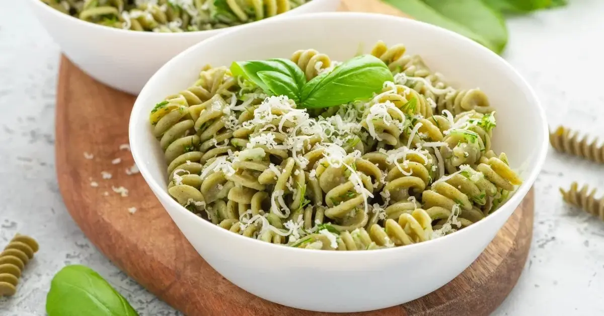 Makaron ze szpinakiem w białej miseczce