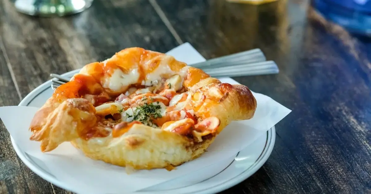 Pizzerinka na białym talerzyku