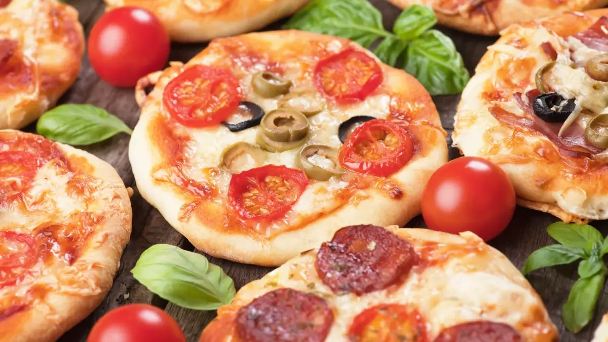 Pizzerini z dodatkami - oliwkami, pepperoni, serem i pomidorami