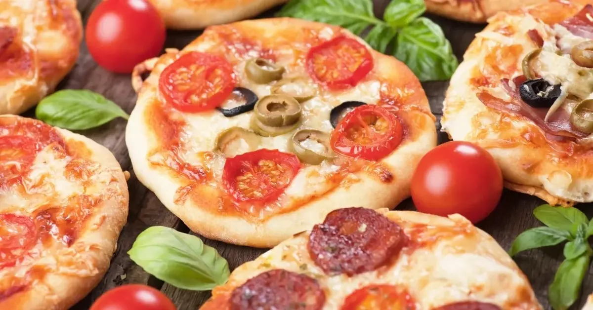 Pizzerini z dodatkami - oliwkami, pepperoni, serem i pomidorami