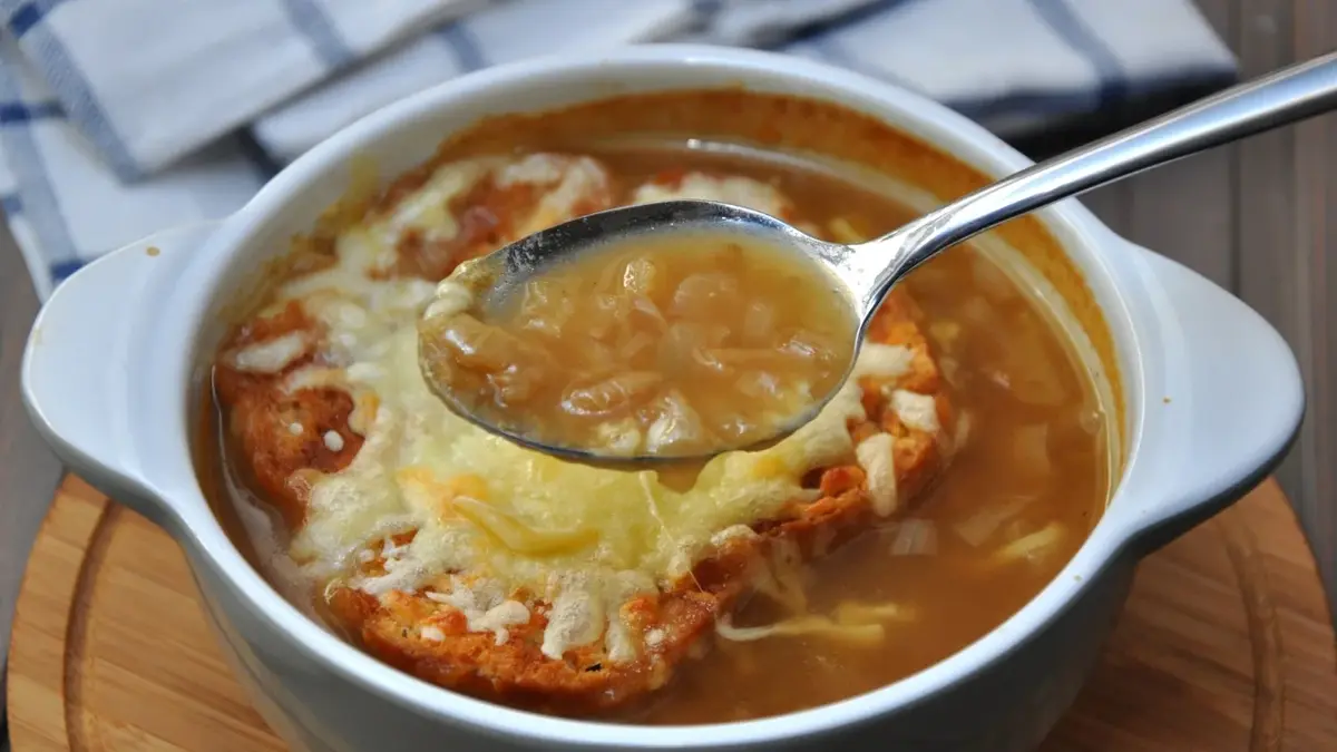 Zupa cebulowa w białej miseczce 