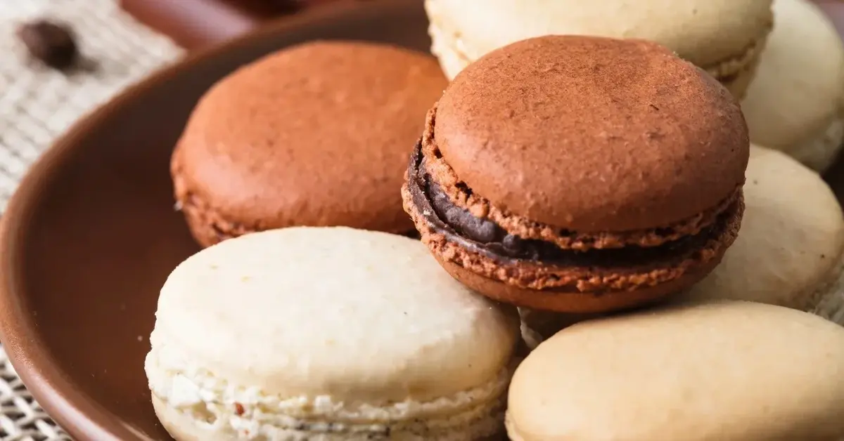 Makaroniki czekoladowe i waniliowe na talerzyku