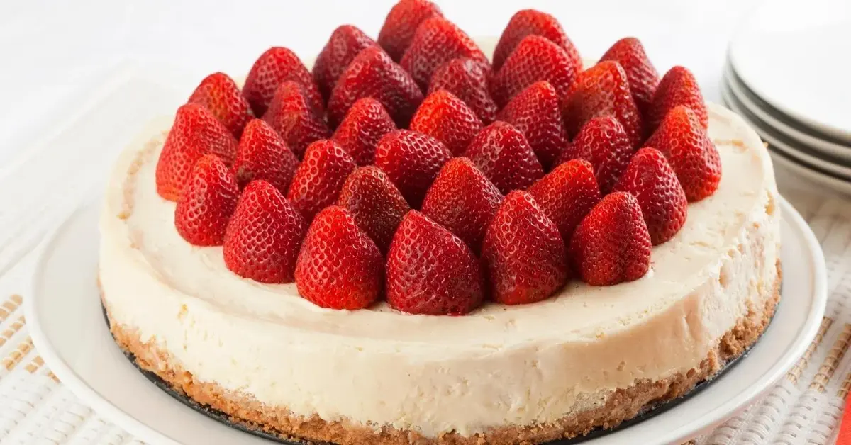 Sernik z białą czekoladą i świeżymi truskawkami