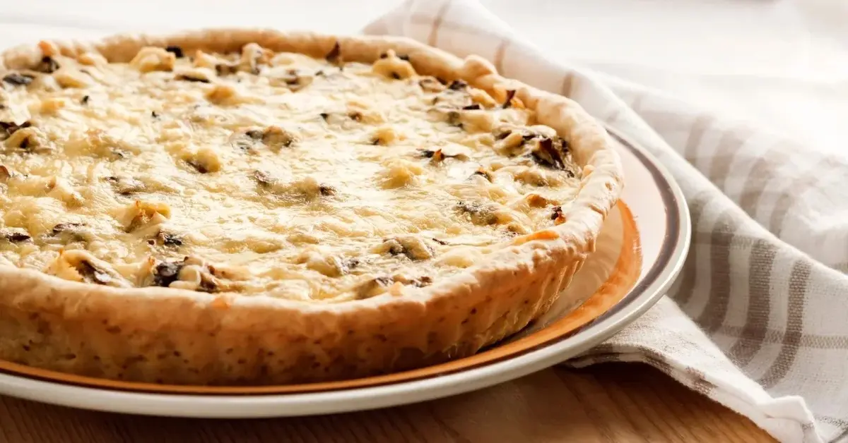 Tarta z kurczakiem i warzywami, obok ściereczka