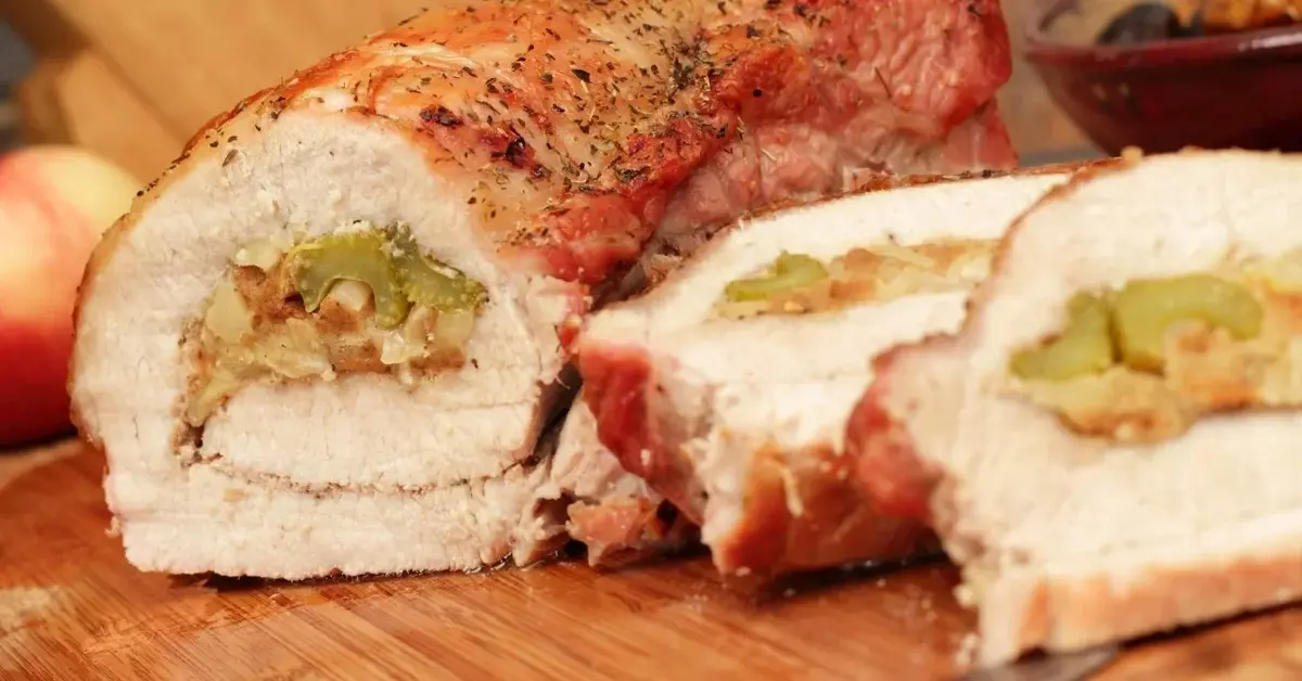 Schab z ogórkiem kiszonym pokrojony w plastry