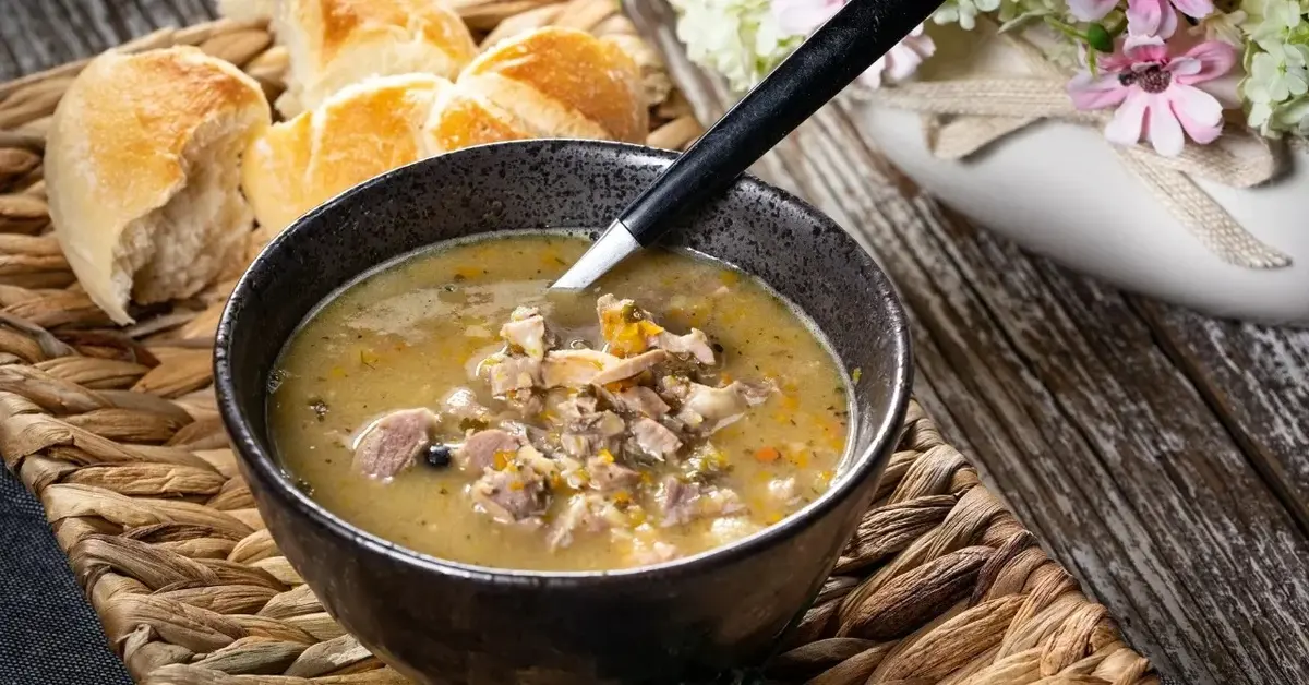 Gulasz z żołądków indyczych w czarnej miseczce