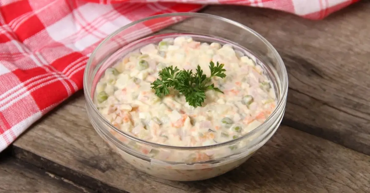 Surówka z kiszonych ogórków w szklanej miseczce