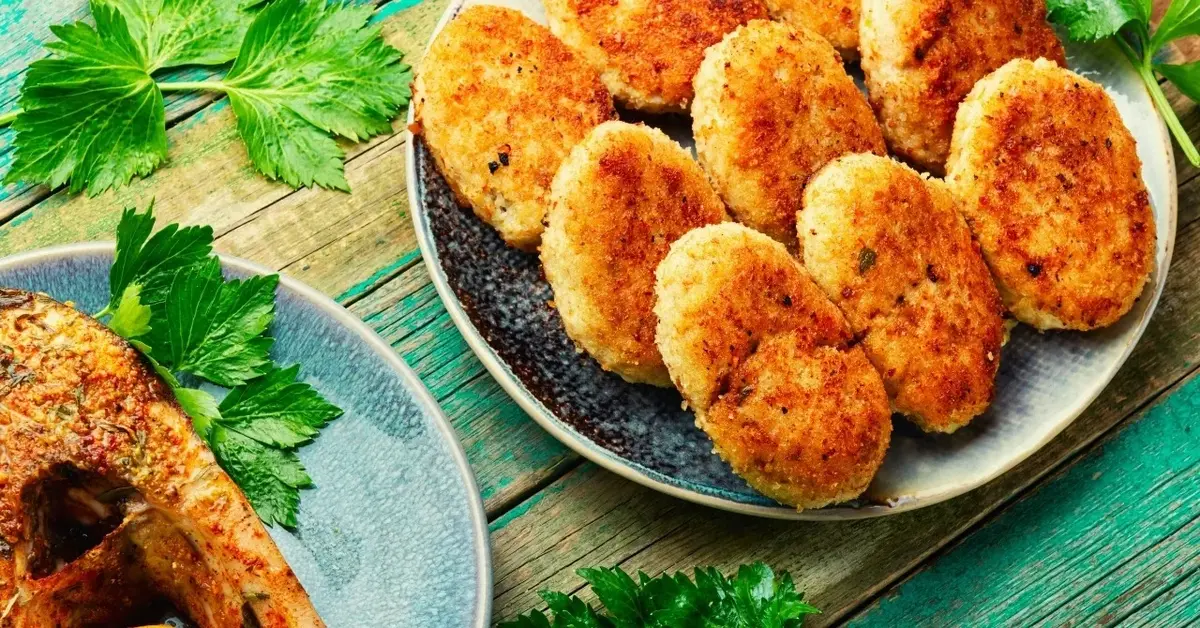 Kotlety z tuńczyka na talerzu