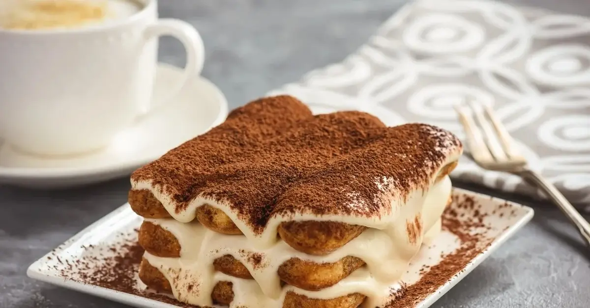 Porcja tiramisu na talerzyku