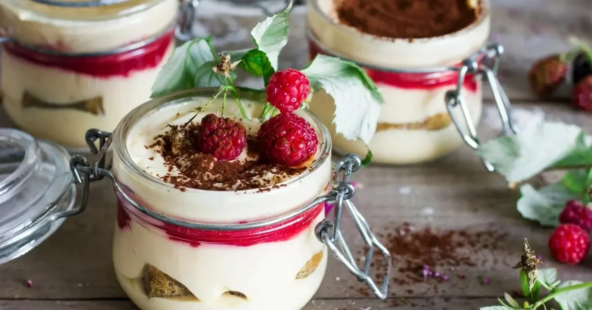 Desery w słoiczkach z kremem mascarpone i owocami