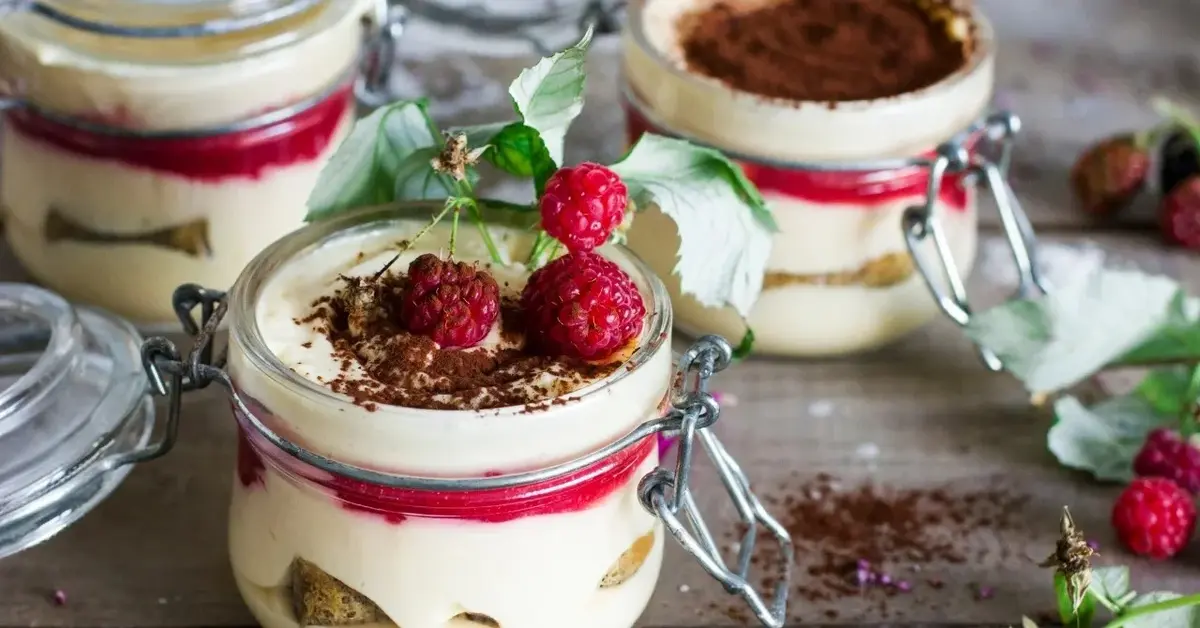 Desery w słoiczkach z kremem mascarpone i owocami