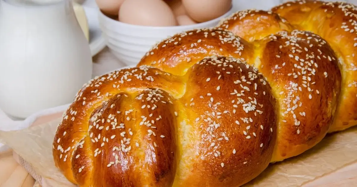 Chałka posypana sezamem na drewnianej desce