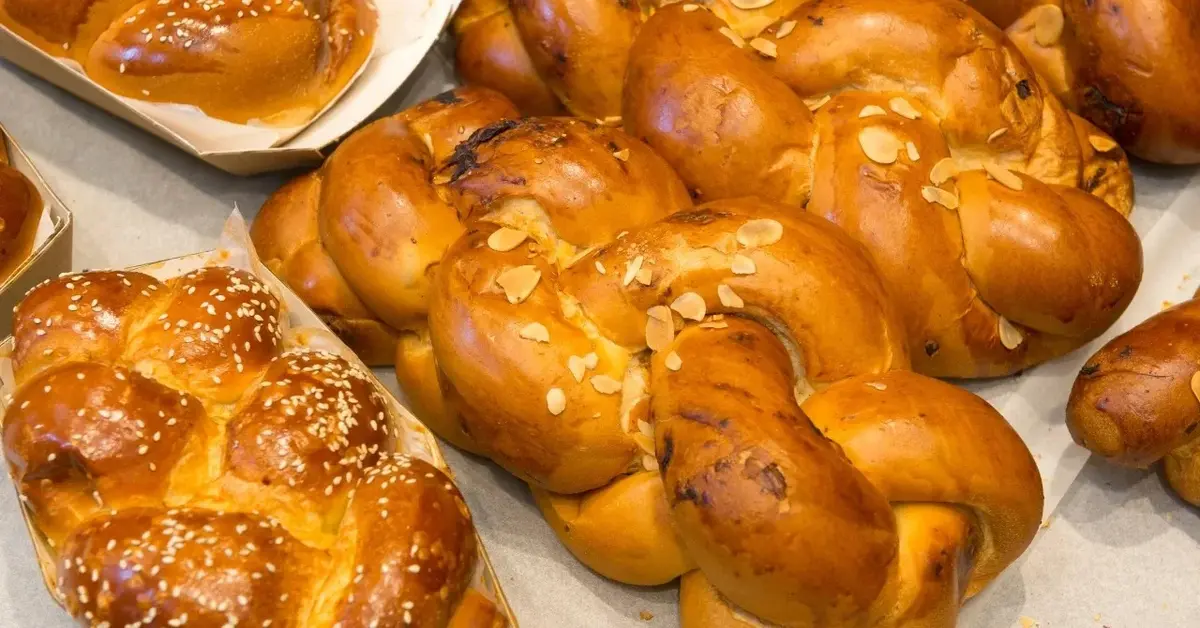 Chałki wypieczone z sezamem i płatkami migdałowymi