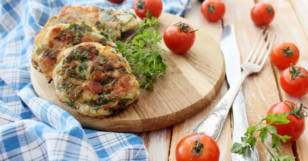 Kotlety siekana na drewnianej desce