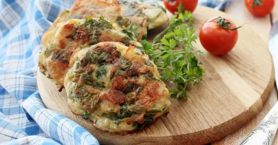 Kotlety siekana na drewnianej desce