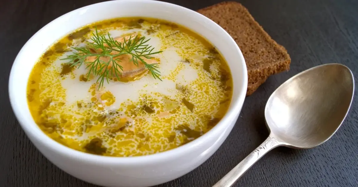 Zupa koperkowo-ziemniaczana w białej miseczce