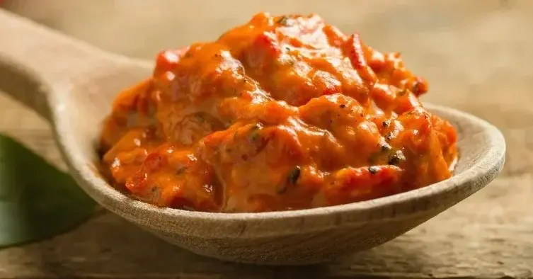 Pasta ajwar na drewnianej łyżcze