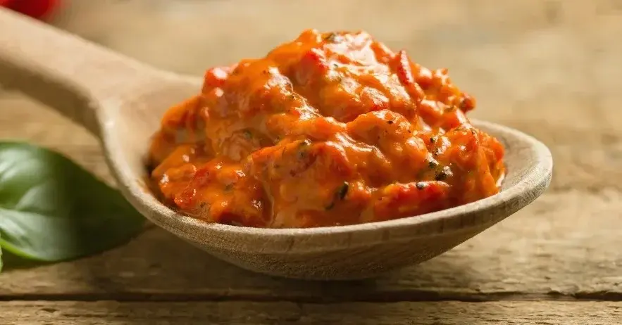 Pasta ajwar na drewnianej łyżcze
