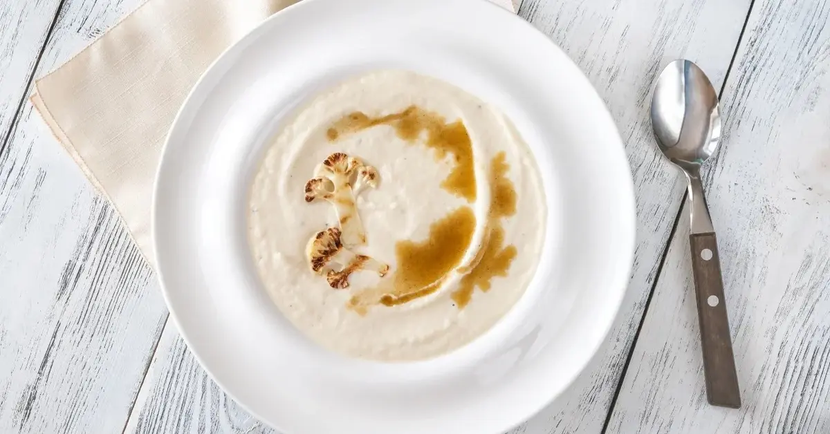 Zupa krem kalafiorowa w białej miseczce