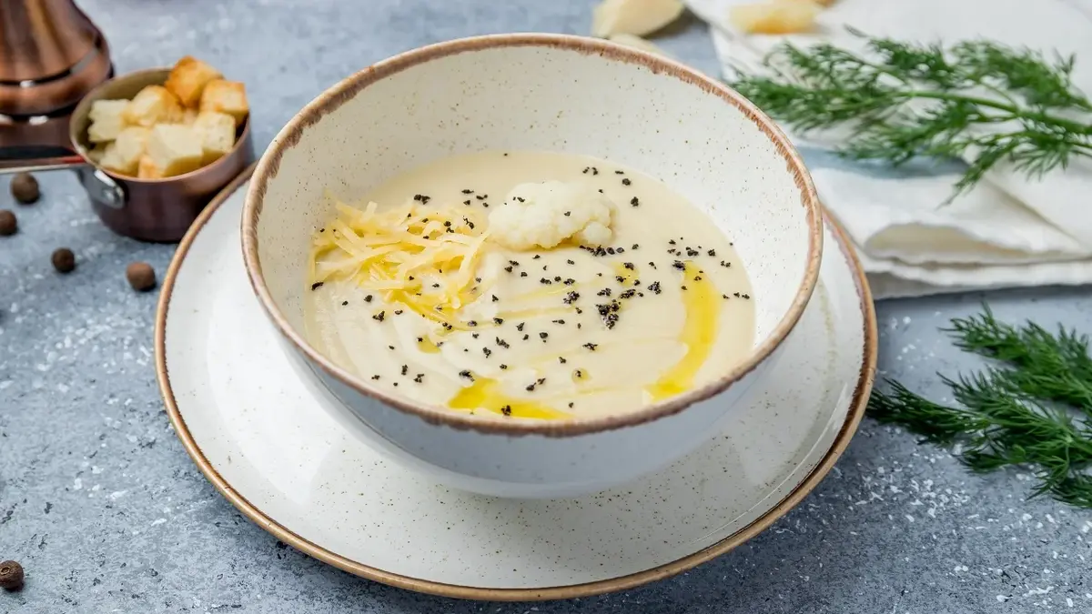 Zupa krem kalafiorowa w białej miseczce