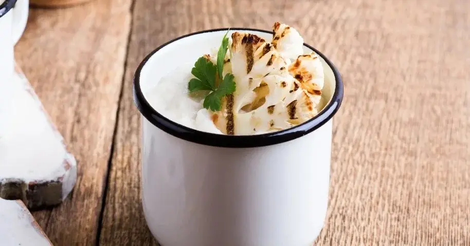 Zupa krem kalafiorowa w białym kubeczku