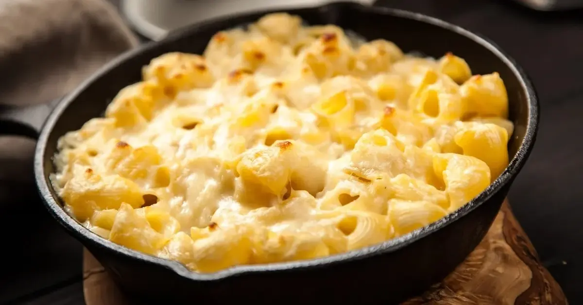 Mac and Cheese z szynką na czarnej patelni