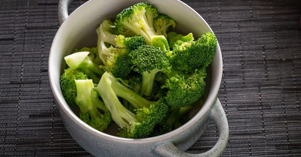 Różyczki brokuła w kubeczku z dwoma uszkami