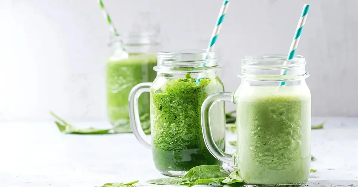 Koktajl z brokułem w trzech szklankach z uszkami