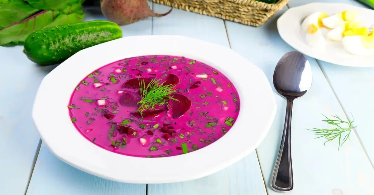 Chłodnik na botwince w białym talerzu