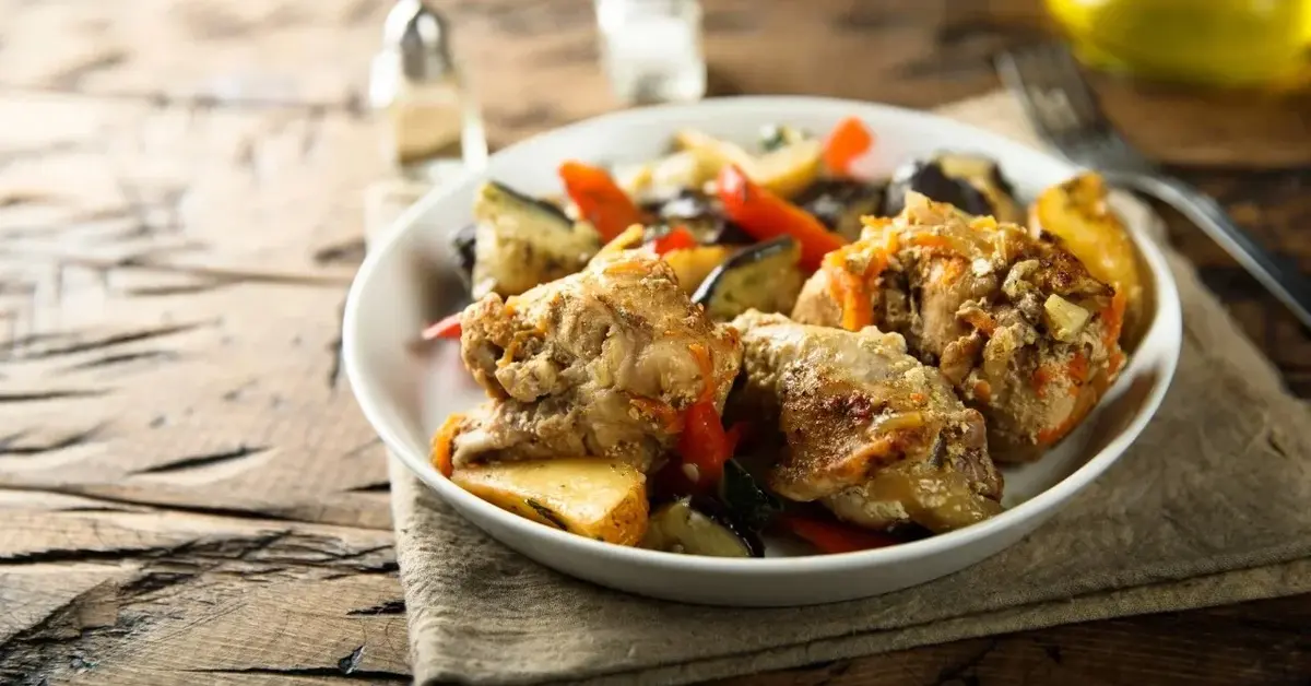 Królik pieczony z warzywami na talerzu