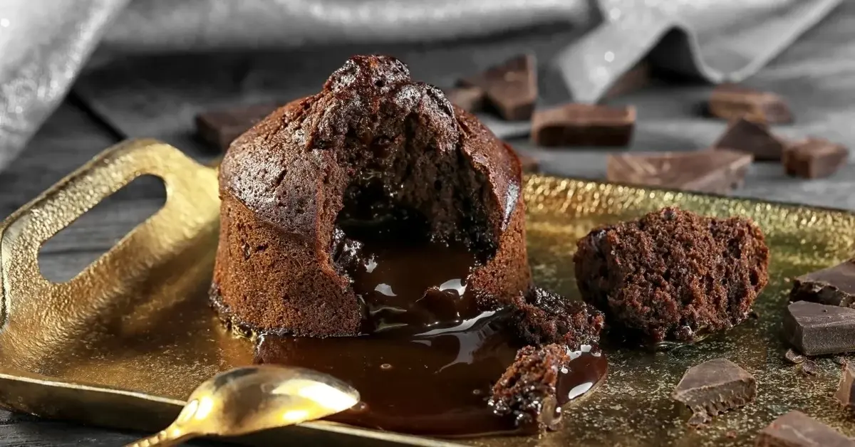 Czekoladowy fondant na złotej tacce