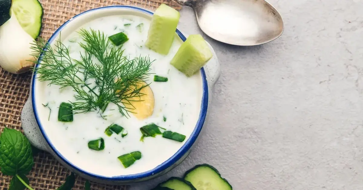 Chłodnik ogórkowy w głębokim talerzu