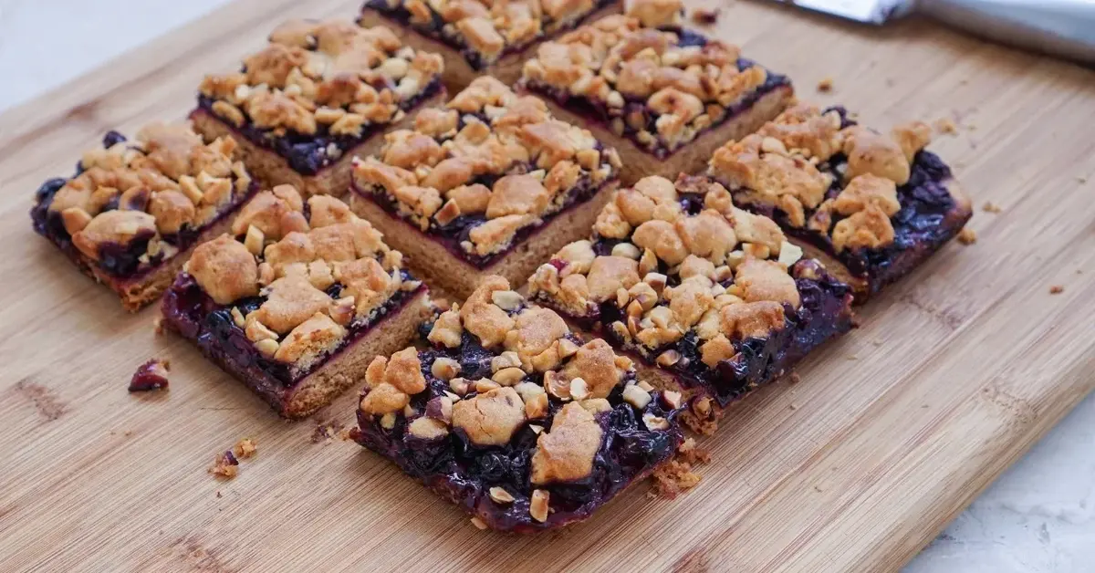 Kruche z jagodami i kruszonką na drewnianej desce