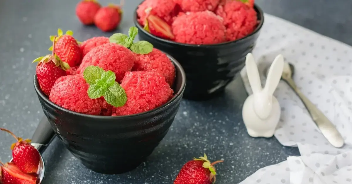 Sorbet truskawkowy z truskawkami w miseczkach