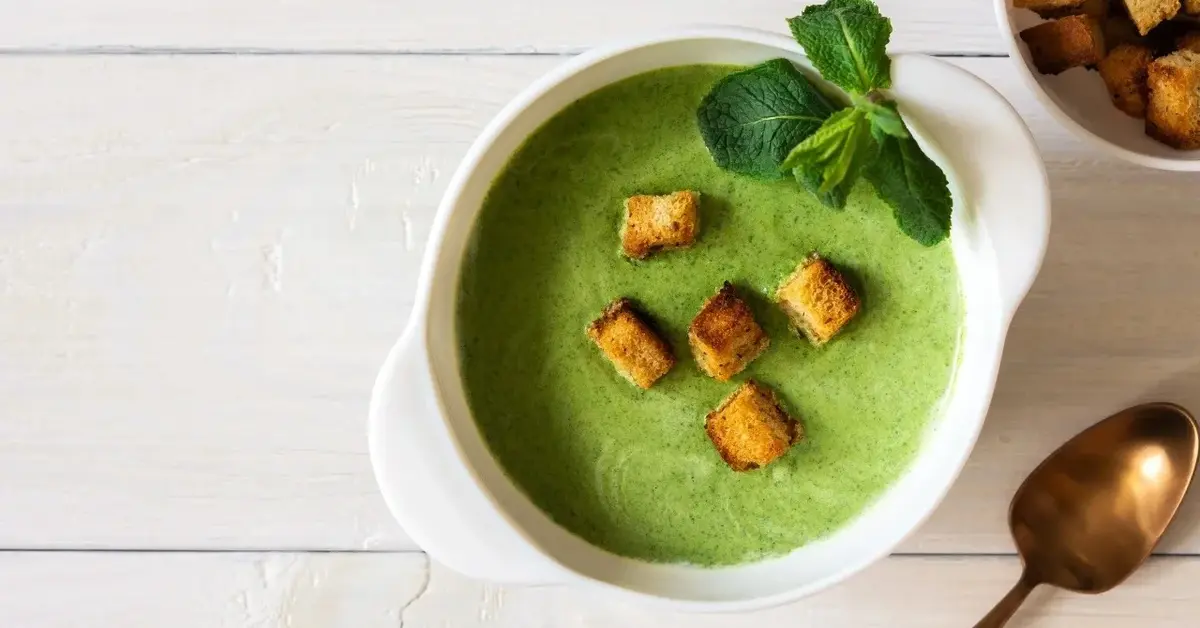 Zupa z bobu w miseczce