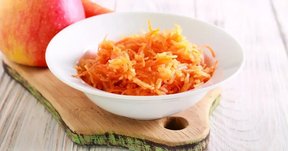 Surówka marchewkowo-jabłkowa w miseczce