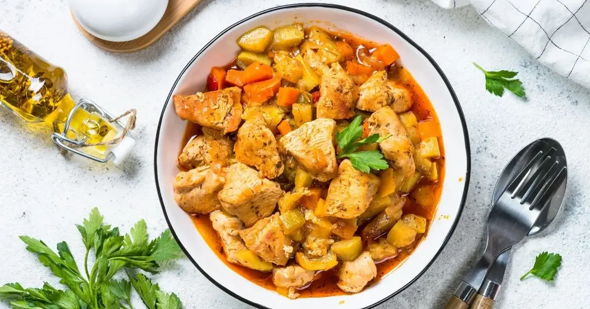 Duszony kurczak z warzywami w garnku