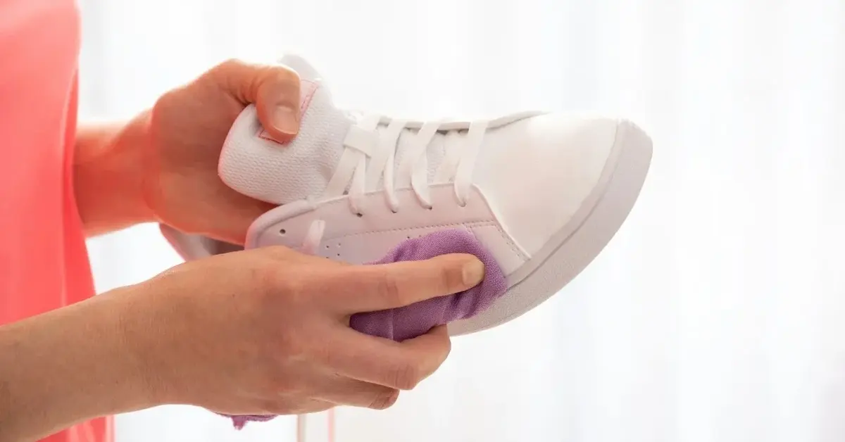 Białe buty czyszczone ściereczką