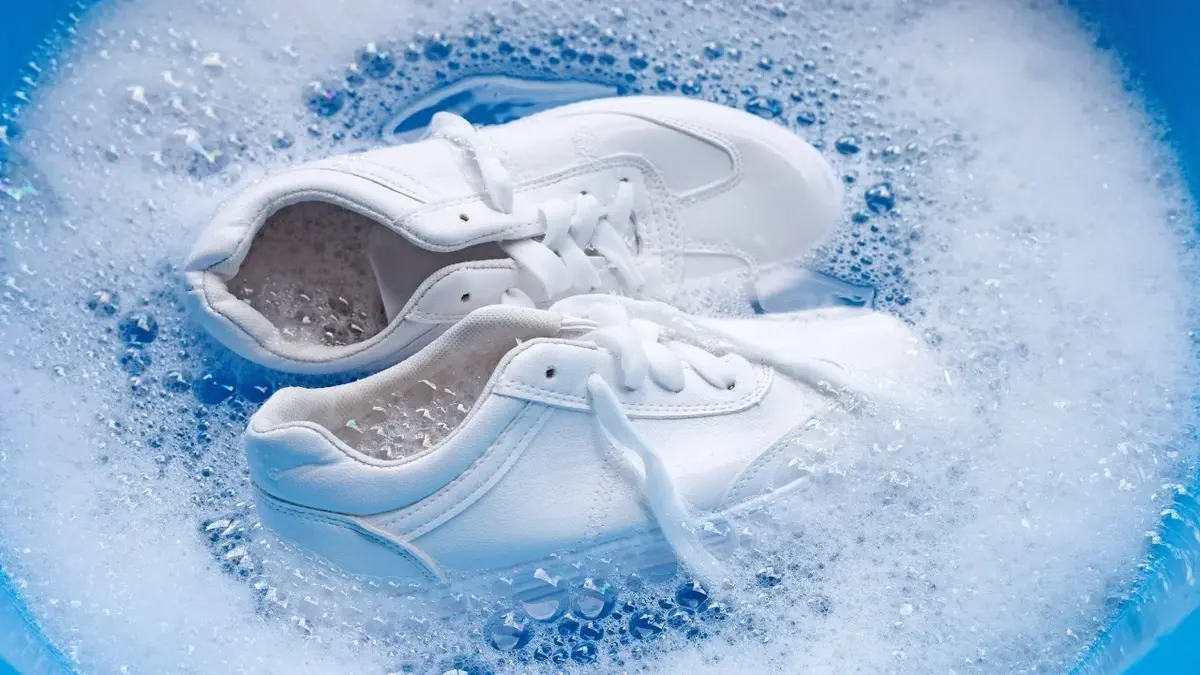 Białe buty w wodzie z pianą