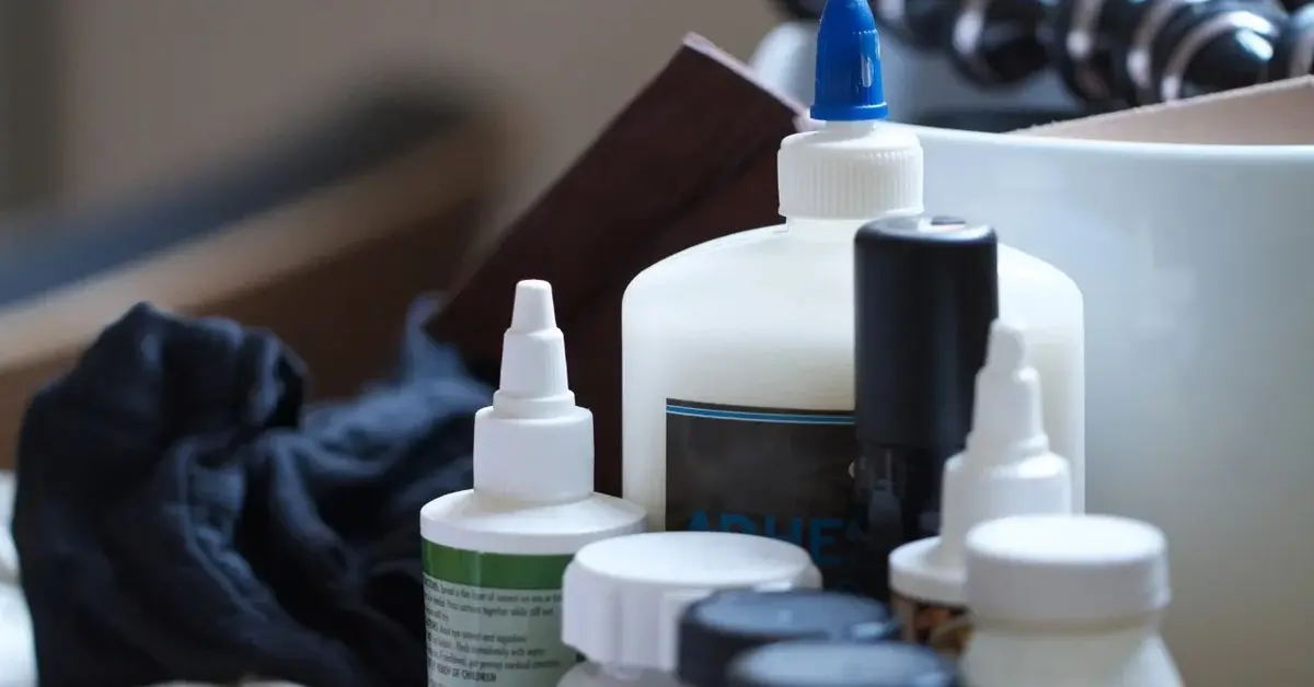 Buteleczki z różnego rodzaju klejem