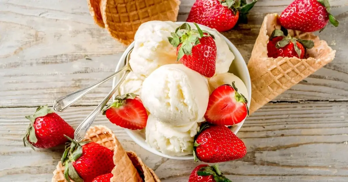 Lody waniliowe z truskawkami w pucharku