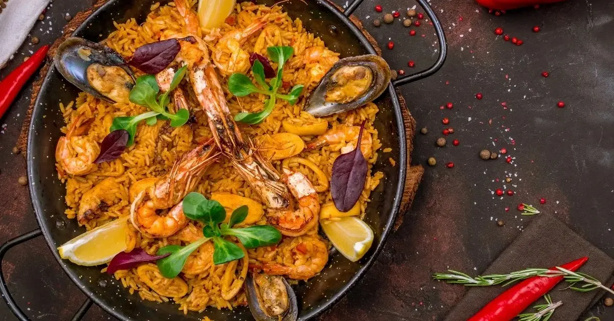 Paella na dużej patelni