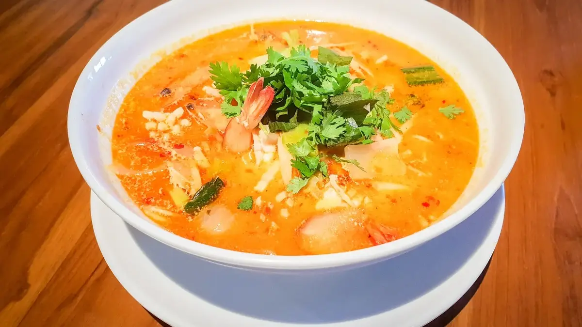 Tajska zupa krewetkowa w miseczce