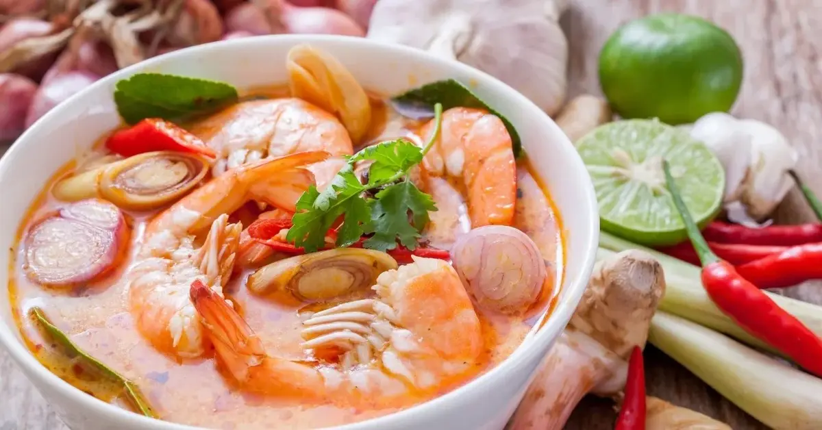 Tajska zupa krewetkowa w miseczce