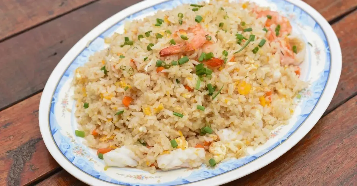 Ryż z owocami morza na talerzu