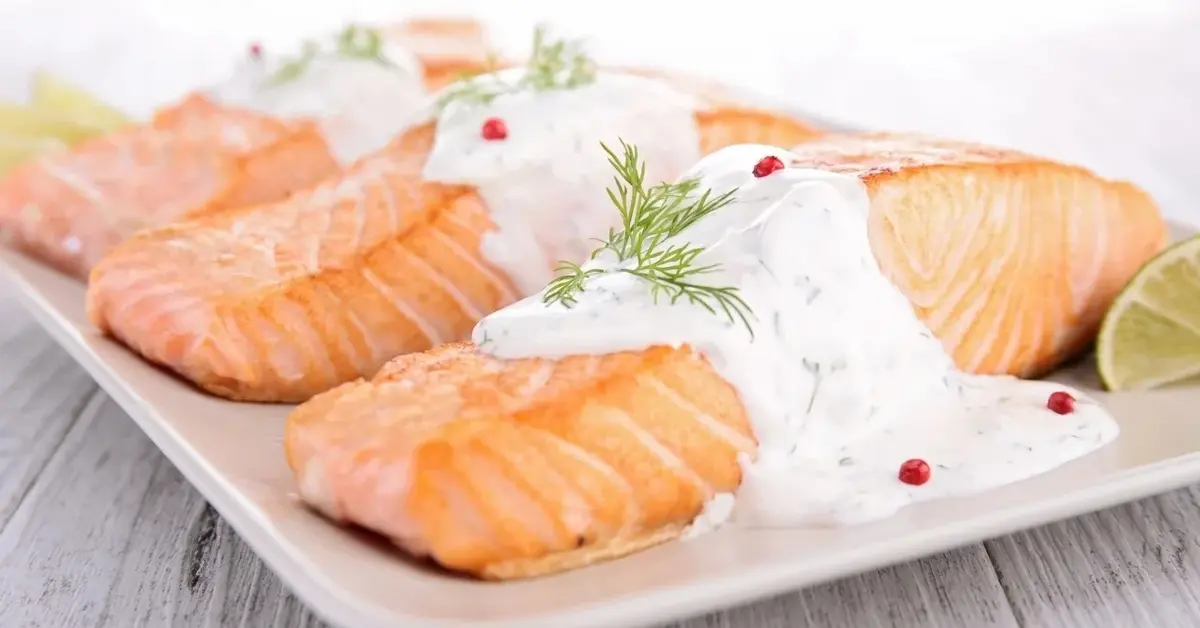 Łosoś w sosie koperkowym na półmisku